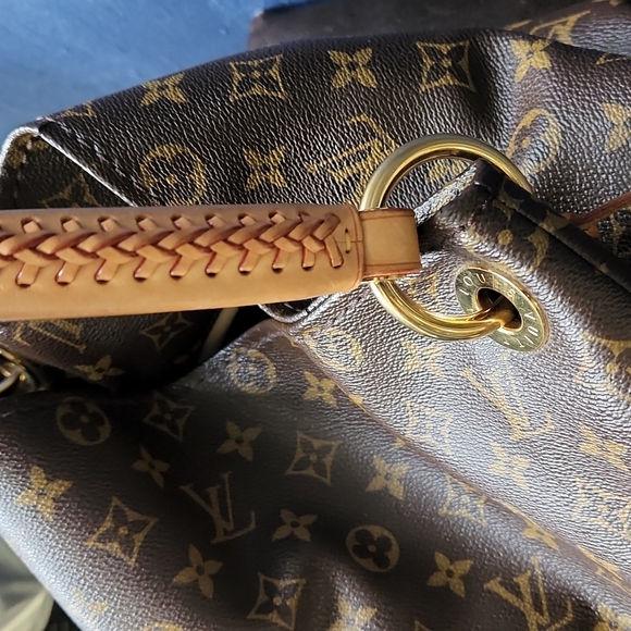 Authentic Louis Vuitton Artsy MM Monogram Empreinte Leather Handbag - Picture 15 of 16